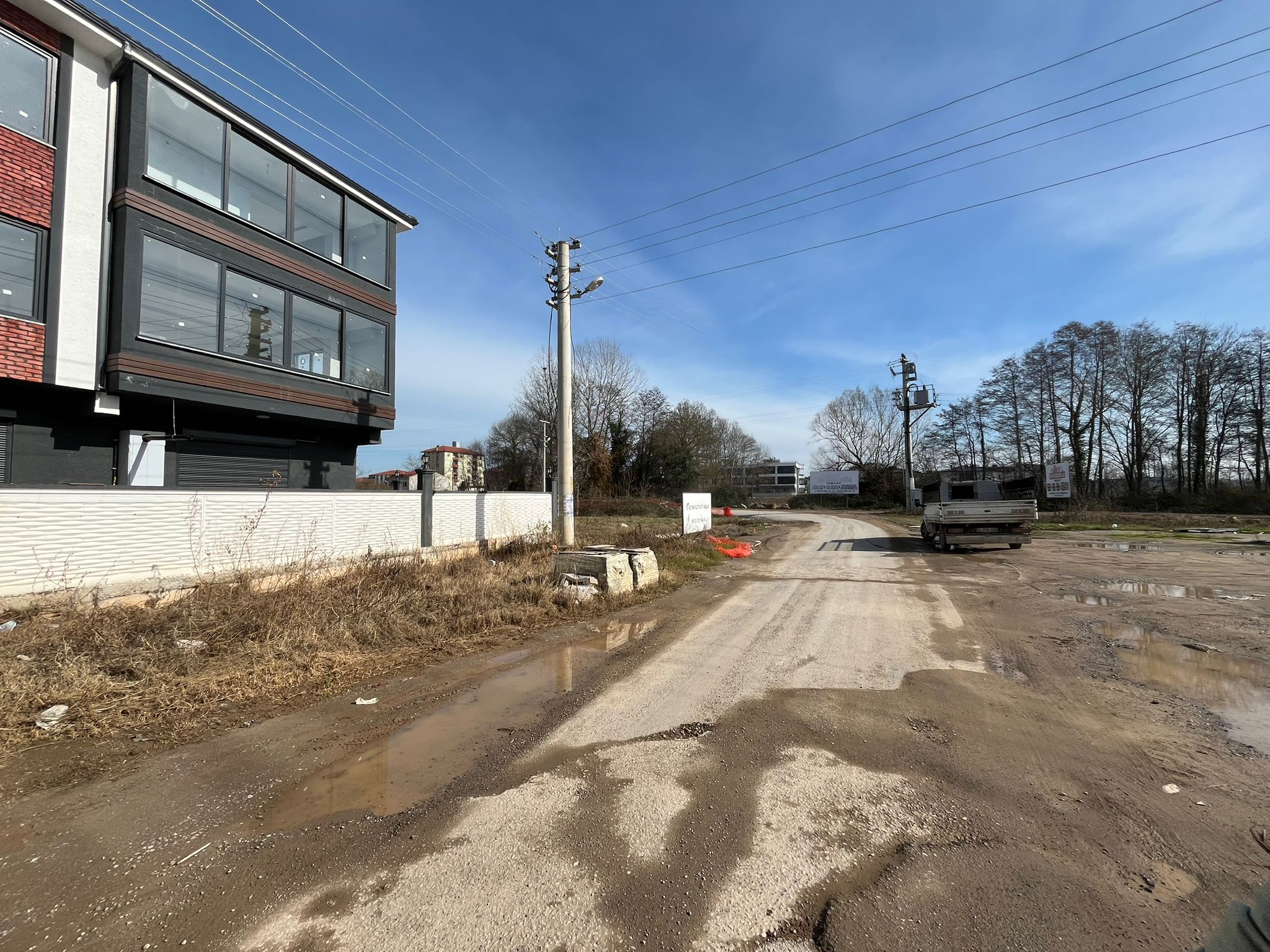 YALI MAHALLESİNDE SİTE İÇERİSİNDE HAVUZ CEPHELİ 1+1 DAİRE