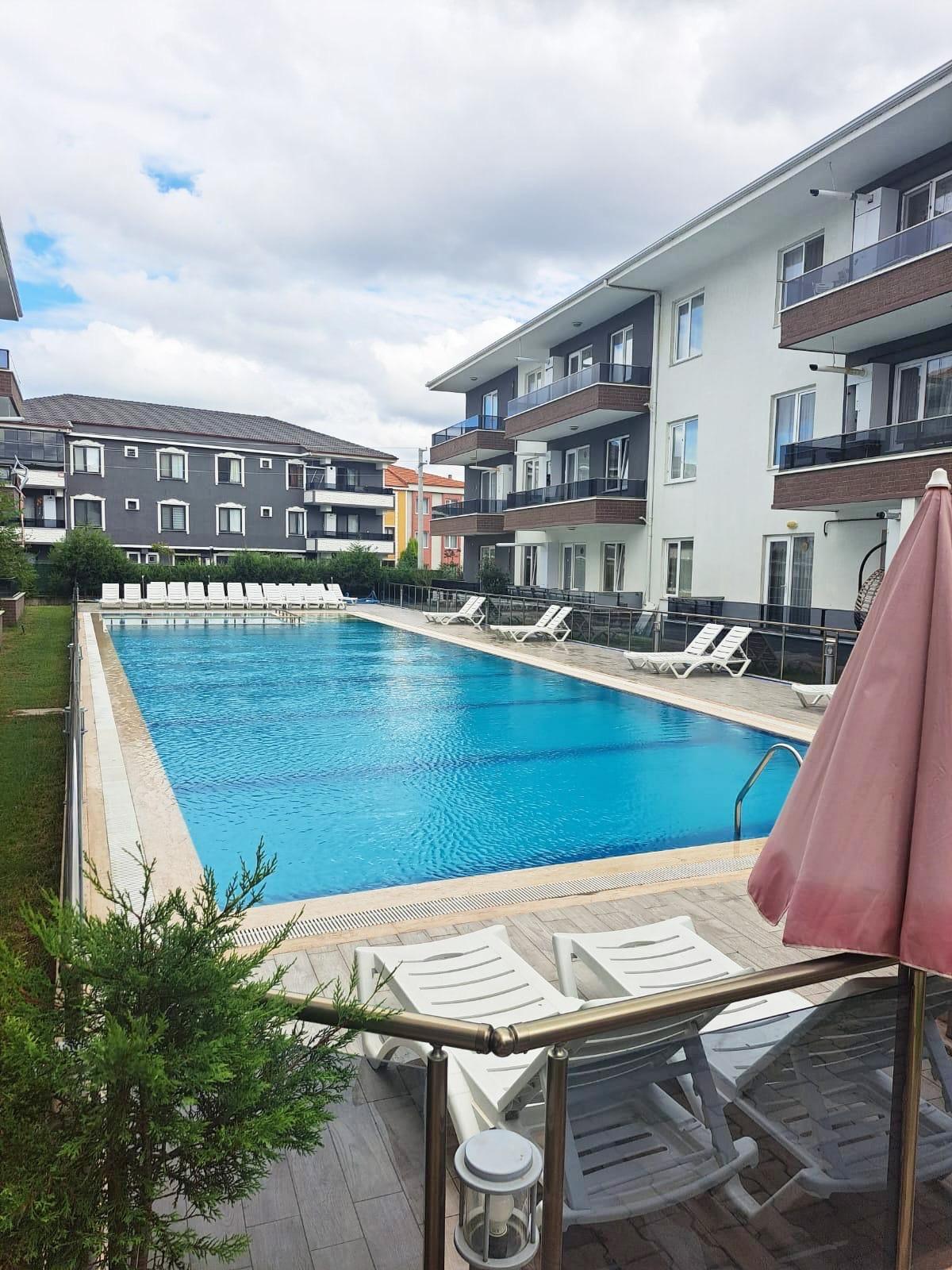 YALI MAHALLESİNDE 2+1 HAVUZLU SİTEDE HAVUZ CEPHELİ DAİRE